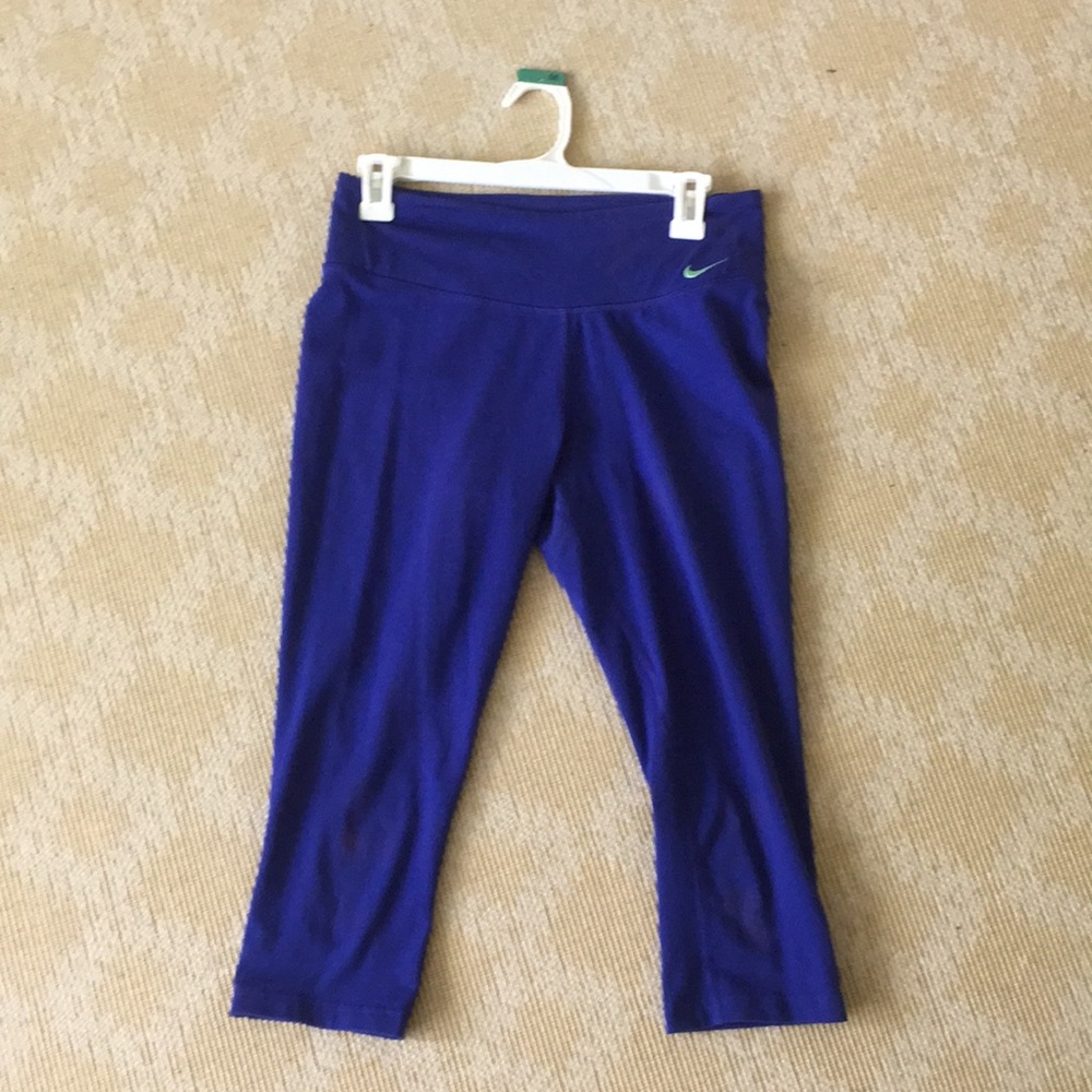 Royal blue 3/4 length nike leggings.